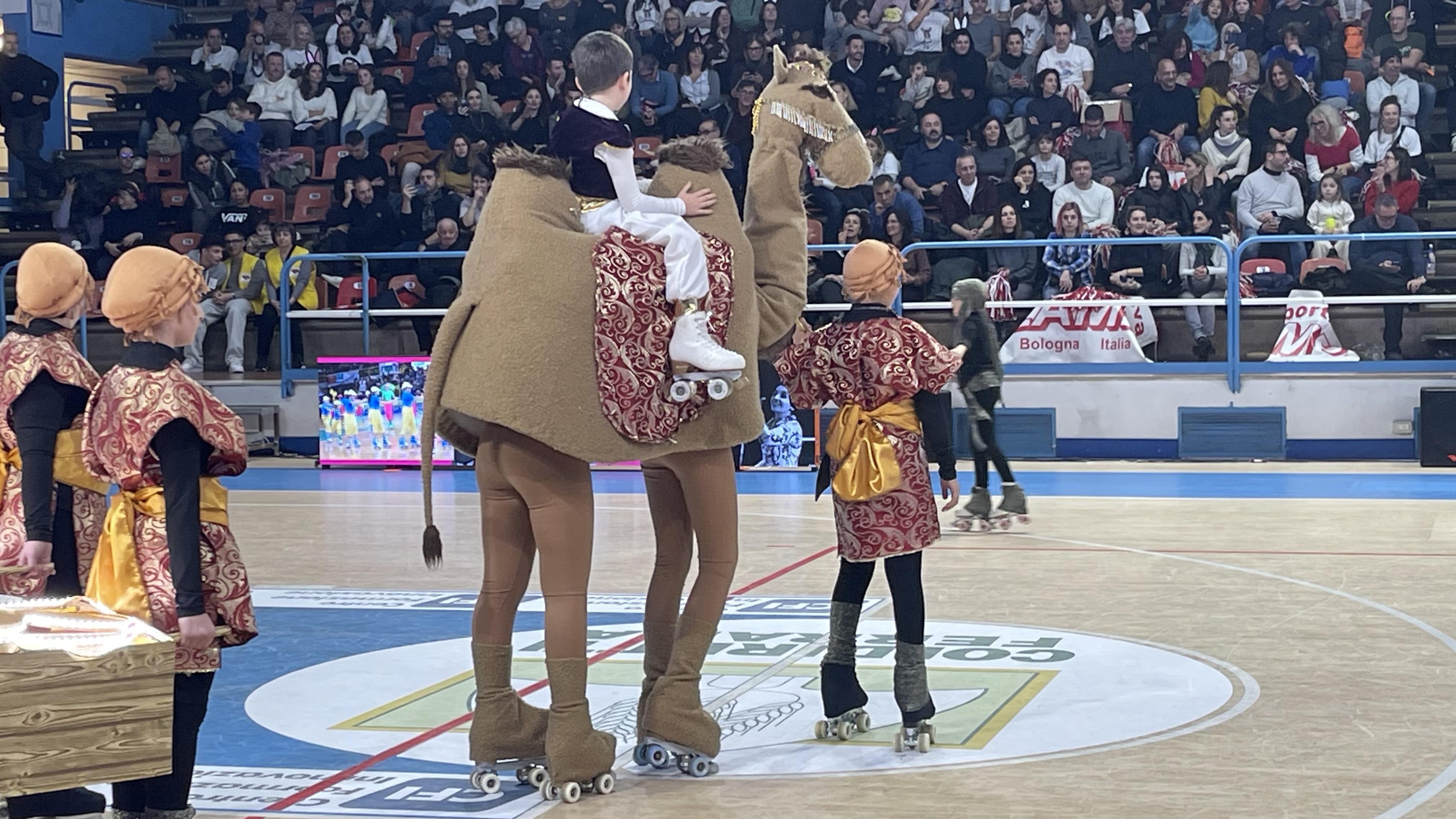 Pattinatori in una coreografia ispirata a Marco Polo