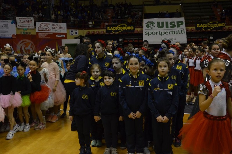 Bambini e pattinatori riuniti durante la manifestazione