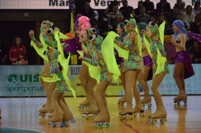 Giovani pattinatrici in pista