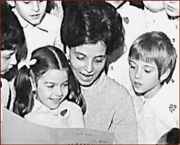 Ritratto di Mariele Ventre con dei bambini